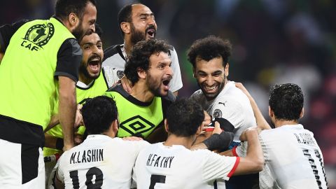 Los jugadores egipcios celebran con el arquero tras detener dos penales.