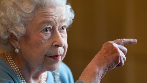 La reina Isabel II da positivo a COVID-19