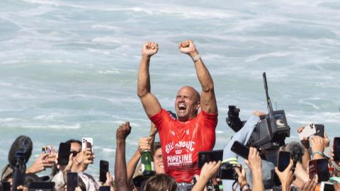 Kelly Slater gana el Billabong Pro Pipeline en febrero de 2022.