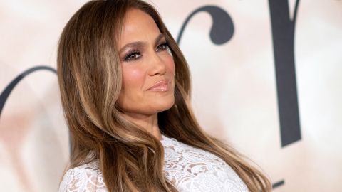 Así es el impresionante vestido de novia que Jennifer Lopez usó para promocionar su nueva película