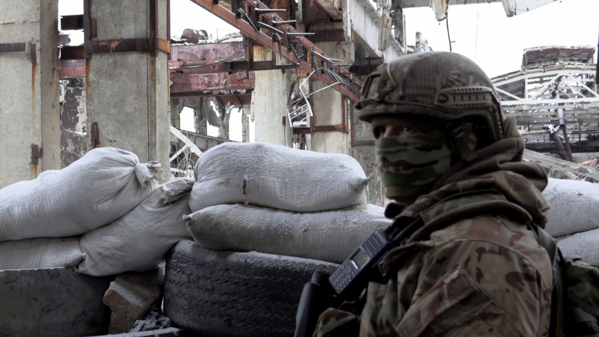 Un militar de Ucrania hace guardia en la zona industrial destruida en el frente con los separatistas respaldados por Rusia.