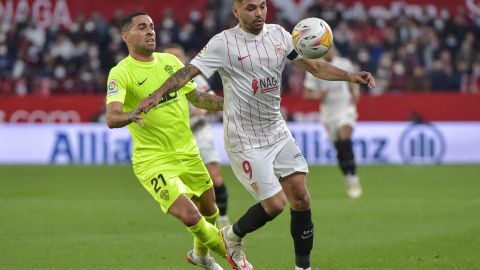 Tecatito Corona (d) disputa un balón con Omar Mascarell (i) en partido entre el Sevilla y el Elche por La Liga.