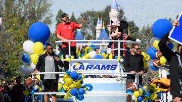 El MVP del Super Bowl LVI, Cooper Kupp (c), celebra en Disneyland junto a sus compañeros de los Rams, Aaron Donald y Matthew Stafford