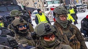 Policía de Ottawa en Canadá detiene a 200 personas para dispersar protesta antivacunas