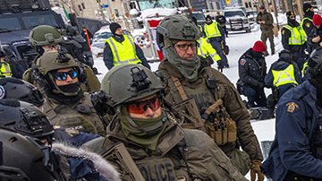 Policía de Ottawa en Canadá detiene a 200 personas para dispersar protesta antivacunas