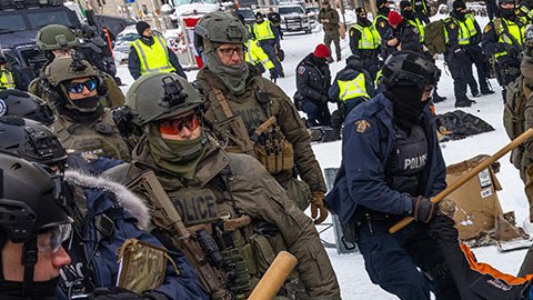 Policía de Ottawa en Canadá detiene a 200 personas para dispersar protesta antivacunas