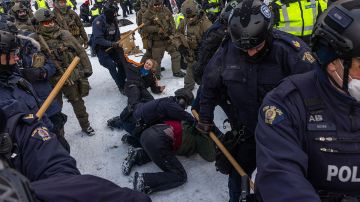 Policía de Ottawa en Canadá detiene a 200 personas para dispersar protesta antivacunas