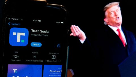 Donald Trump lanza su propia red social, "Truth Social", para competir con Twitter y Facebook