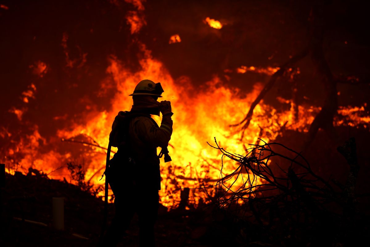 Los bomberos deben esperar a que sean seguras las condiciones para poder combatir un incendio.
