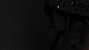 VIDEO: Funeraria en Rusia causa polémica por anuncio de ataúdes con modelos en tanga y sostén