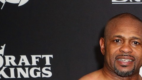 Mike Tyson junto a Roy Jones Jr. en su última pelea de exhibición.