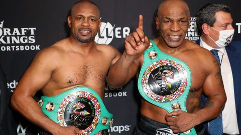 Mike Tyson junto a Roy Jones Jr. en su última pelea de exhibición.