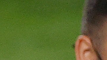 Gisele Bündchen y Tom Brady se dan un beso tras ganar el Super Bowl LV los Tampa Bay Buccaneers.