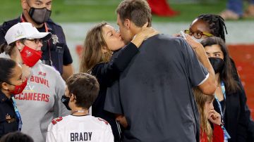 Gisele Bündchen y Tom Brady se dan un beso tras ganar el Super Bowl LV los Tampa Bay Buccaneers.