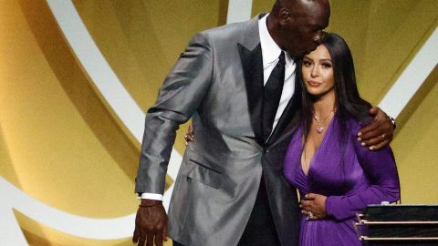 Michael Jordan y Vanessa Bryant en la Ceremonia de consagración del Salón de la Fama del Baloncesto 2021.