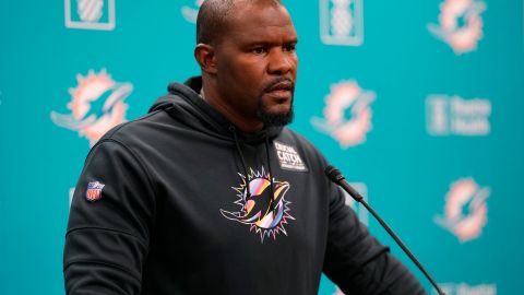 Brian Flores durante su época de coach de los Miami Dolphins en la NFL.