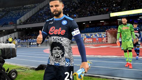 Lorenzo Insigne viste el uniforme con la imagen de Maradona que ahora también aparece en el nuevo camión del equipo.