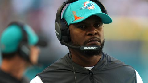 El coach Brian Flores denunció que lo discriminaron por su color de piel.