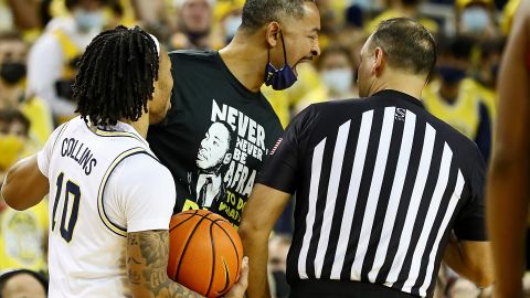 La pelea se dio en final del partido tras la derrota de Michigan.