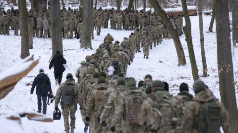 Civiles se entrenan para la guerra en Ucrania