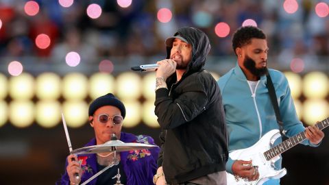 Eminem durante el show de medio tiempo del Super Bowl LVI.