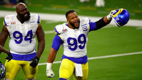 Aaron Donald (99) frenó con un sack a Joe Burrow en los últimos segundos del Super Bowl.