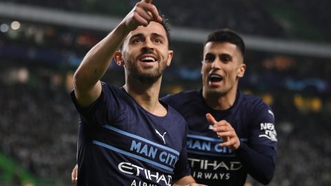 Bernardo Silva (i) marcó dos goles en la goleada del Manchester City al Sporting Lisboa por la Champions League.