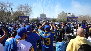 Miles de aficionados de los Rams celebraron con su equipo frente al Memorial Coliseum.