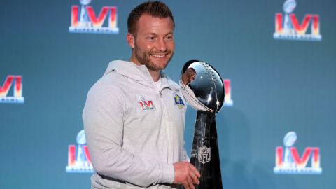 Sean McVay con el trofeo Vince Lombardi tras ganar el Super Bowl LVI con LA Rams.