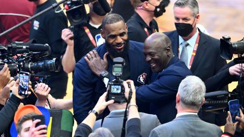 LeBron y Michael se abrazaron tras la celebración.