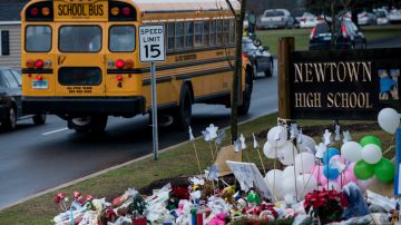 Víctimas del tiroteo en la escuela de Sandy Hook obtienen $73 millones del fabricante de armas Remington