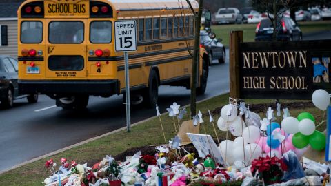 Víctimas del tiroteo en la escuela de Sandy Hook obtienen $73 millones del fabricante de armas Remington