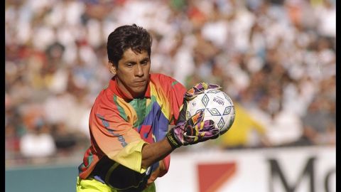 Jorge Campos es recordado por sus coloridas camisetas.