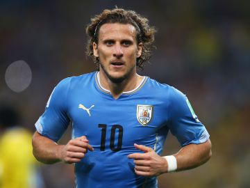 Diego Forlán salió del retiro para jugar en una liga de fútbol