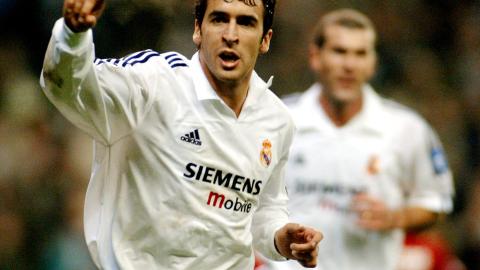 Raúl González Blanco (i) capitán del Real Madrid por casi una década y protagonistas de importantes títulos.