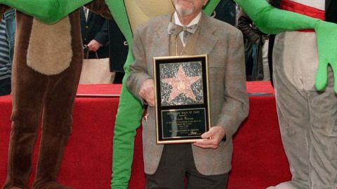Chuck Jones en 1995 con su estrella en el Paseo de la Fama de Hollywood.