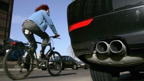 Un hombre en bicicleta apuñala a 11 personas en Albuquerque, Nuevo México