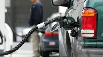 Senadores proponen suspensión del impuesto a la gasolina para mitigar el aumento de los precios en EE.UU.
