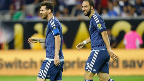 Lionel Messi (i) y Gonzalo Higuaín (d), que han compartido mucho en la selección argentina, podrían jugar juntos en el Inter Miami de la MLS.