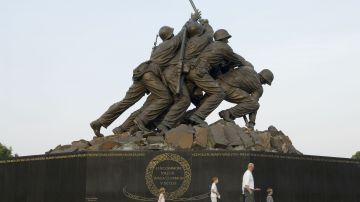 Memorial de Guerra del Cuerpo de Marines de Estados Unidos, junto al Cementerio Nacional de Arlington, a las afueras de Washington D. C.
