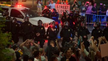 Policía de Phoenix enfrentará juicio por represión a manifestantes anti-Trump