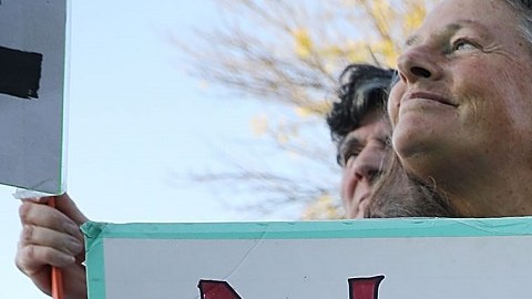 Familias de víctimas de primaria Sandy Hook exigieron justicia.