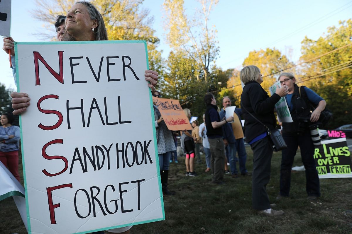 Familias de víctimas de primaria Sandy Hook exigieron justicia.