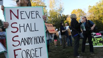 Familias de víctimas de primaria Sandy Hook exigieron justicia.