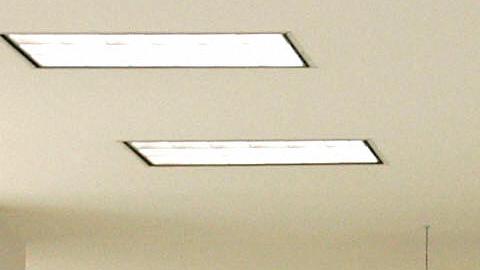 VIDEO: Policías frustran suicidio de hombre dentro del Aeropuerto Internacional de la Ciudad de México