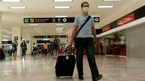 VIDEO: Policías frustran suicidio de hombre dentro del Aeropuerto Internacional de la Ciudad de México