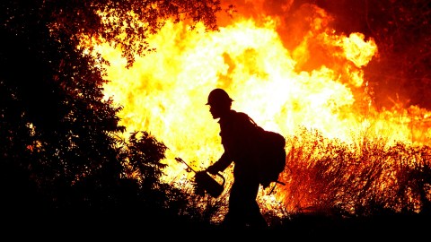 Bombero iba al juego de los Rams y se detiene para rescatar a mujer de su casa en llamas en Los Ángeles