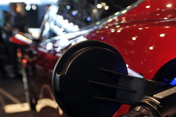 Joe Biden pone en marcha plan para instalar 500,000 cargadores de autos eléctricos en carreteras