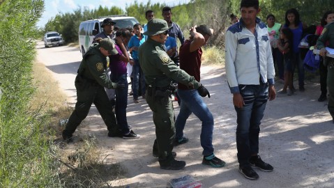 Frustran operación de contrabando humano en Texas y encuentran remolque con 132 inmigrantes hacinados