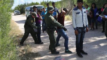 Frustran operación de contrabando humano en Texas y encuentran remolque con 132 inmigrantes hacinados